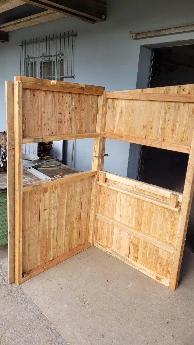 Die vormontierten Seitenwände des Hochsitz für die Jagd.