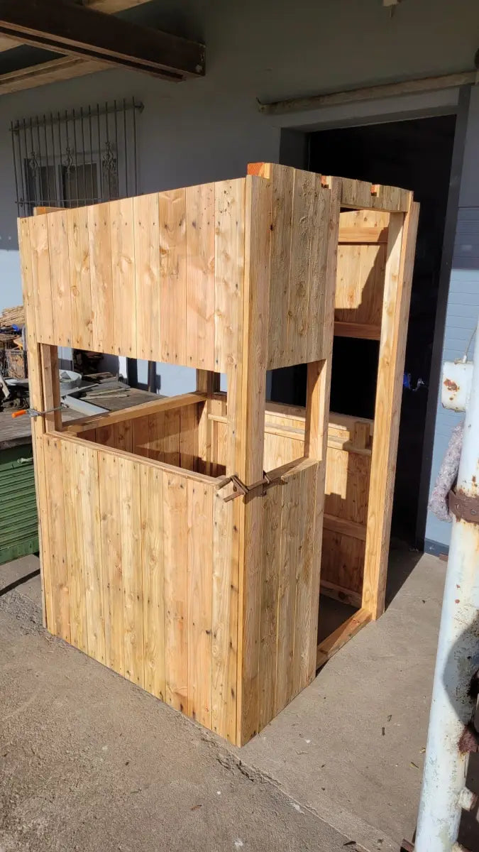 Die vormontierten Seitenwände des Hochsitz für die Jagd.