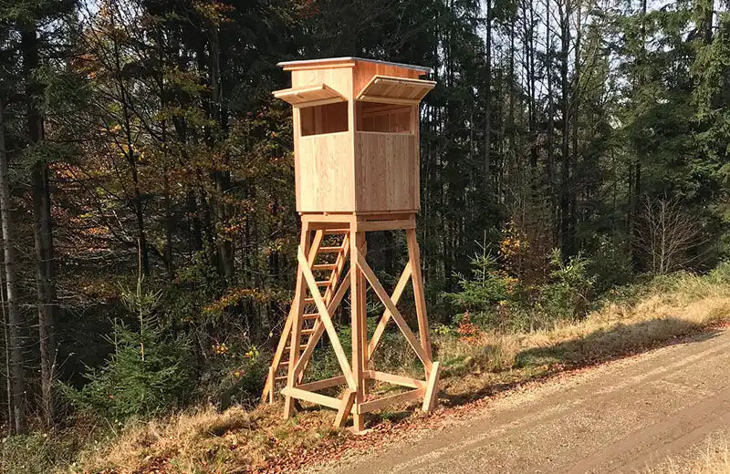 Holzhütte zum Jagen oder Beobachtungsturm, der auf Stelzen montiert ist.