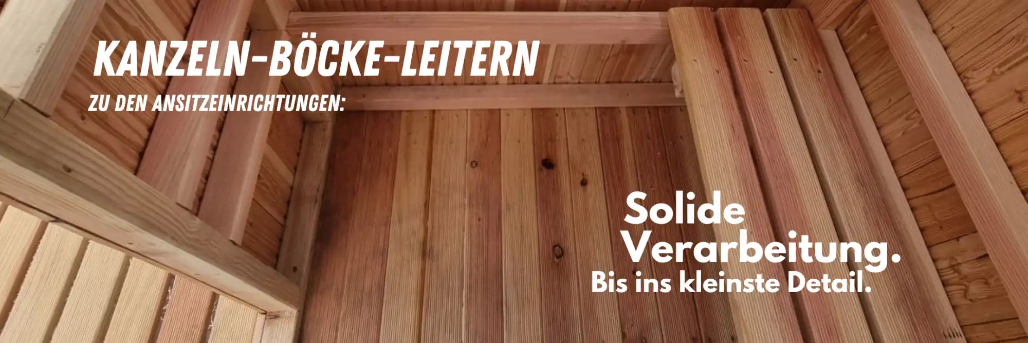 Holzleiter mit glatten, polierten Sprossen und Seitenschienen.