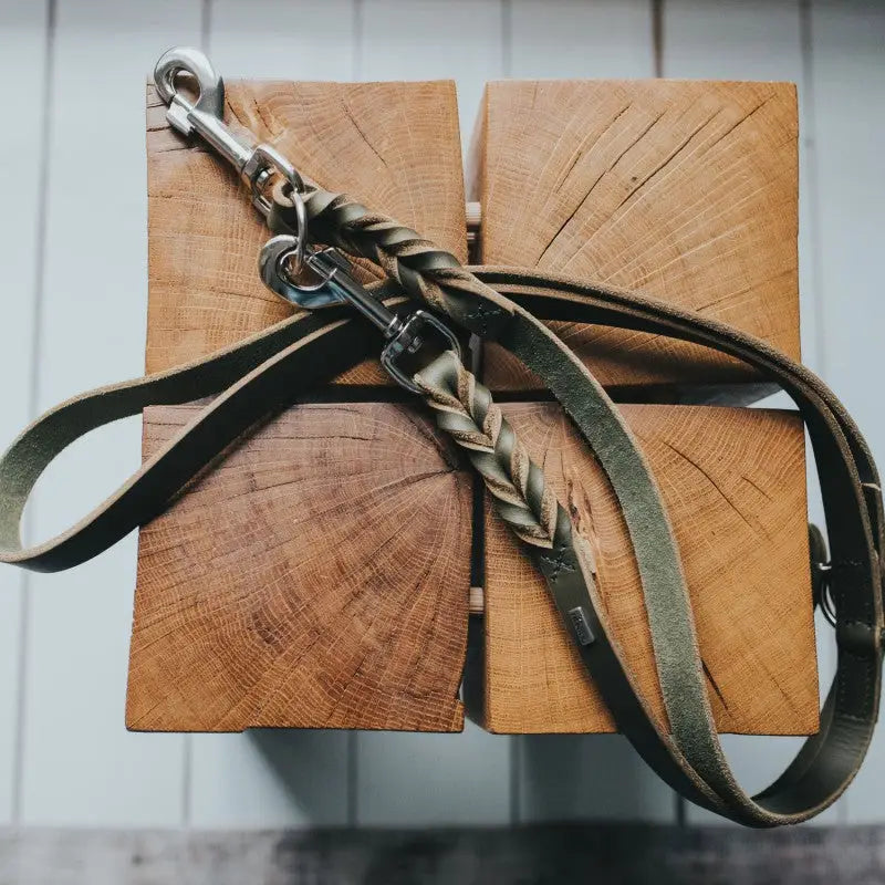 Es handelt sich hier um Hunter Verstellbare Führleine Softvollrindleder/Olivgrün für die Jagd.