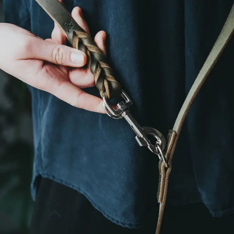 Es handelt sich hier um Hunter Verstellbare Führleine Softvollrindleder/Olivgrün für die Jagd.