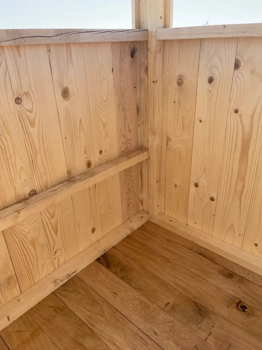 Hochsitz aus Fichte/Lärche/Eiche - Jagdkanzel OUTLANDER geschlossen mit Plexiglasscheiben