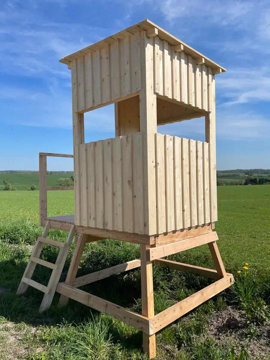 Hochsitz aus Fichte/Lärche/Eiche - Jagdkanzel OUTLANDER geschlossen mit Plexiglasscheiben