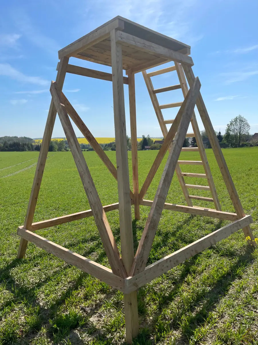 Hochsitz aus Fichte/Lärche/Eiche - Jagdkanzel OUTLANDER geschlossen mit Plexiglasscheiben