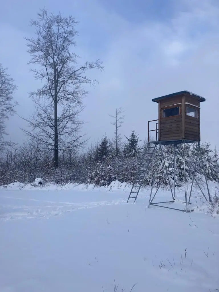 Es handelt sich hier um Kanzel 4 Meter – inkl. Unterbau, Leiter und Podest mit Geländer aus verzinktem Metall für die Jagd.
