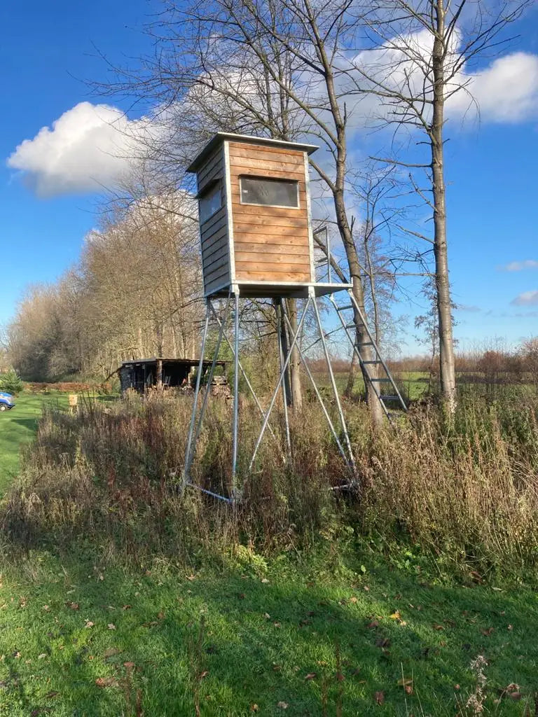 Es handelt sich hier um Kanzel 4 Meter – inkl. Unterbau, Leiter und Podest mit Geländer aus verzinktem Metall für die Jagd.