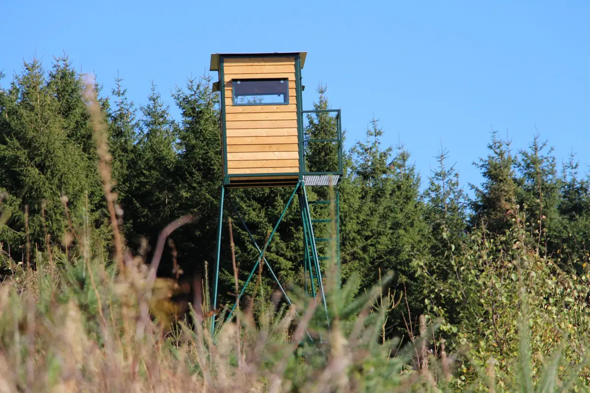 Es handelt sich hier um Kanzel 4 Meter – inkl. Unterbau, Leiter und Podest mit Geländer aus verzinktem Metall für die Jagd.