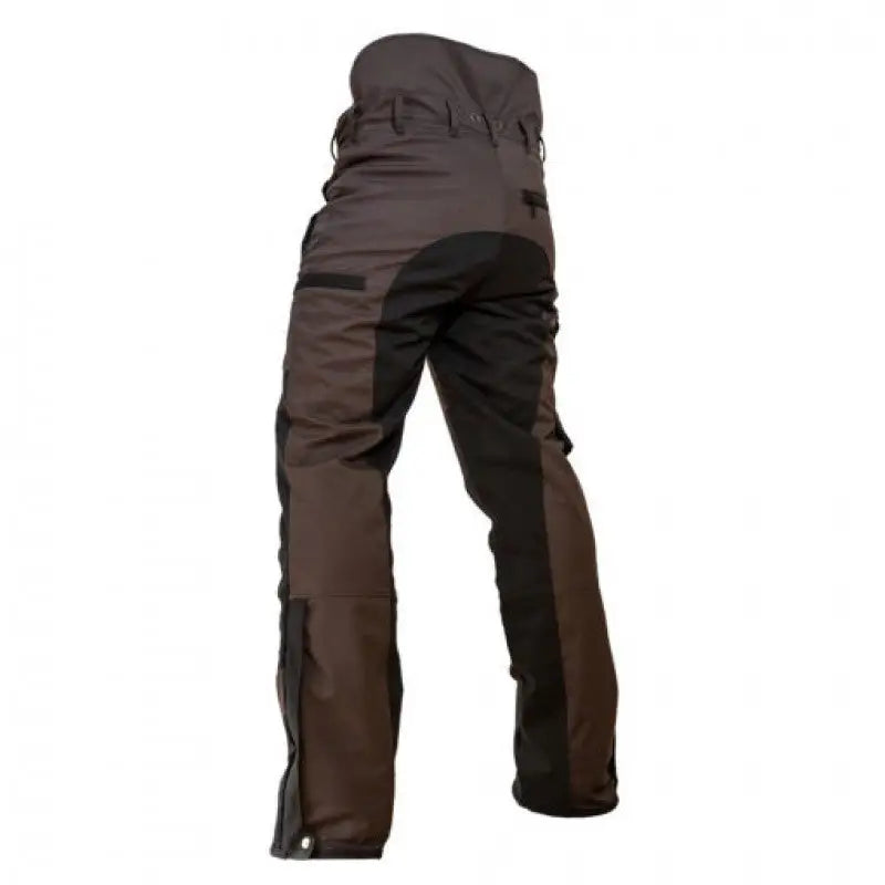 Es handelt sich hier um Kruedener Herren Keilerschutzhose Braun für die Jagd.