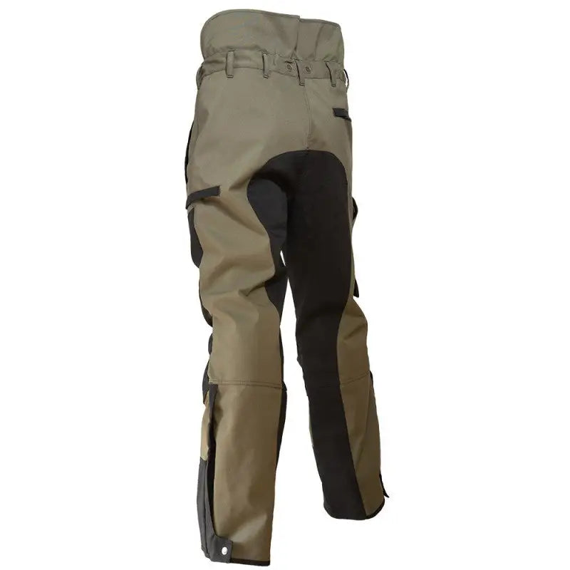 Es handelt sich hier um Kruedener Herren Keilerschutzhose Oliv für die Jagd.