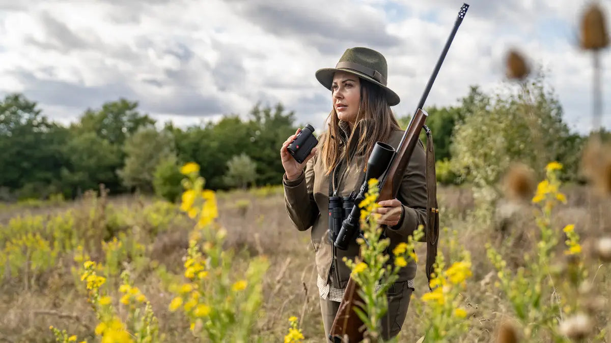 Es handelt sich hier um das LEICA Rangemaster CRF R Laser-Entfernungsmesser für die Jagd.