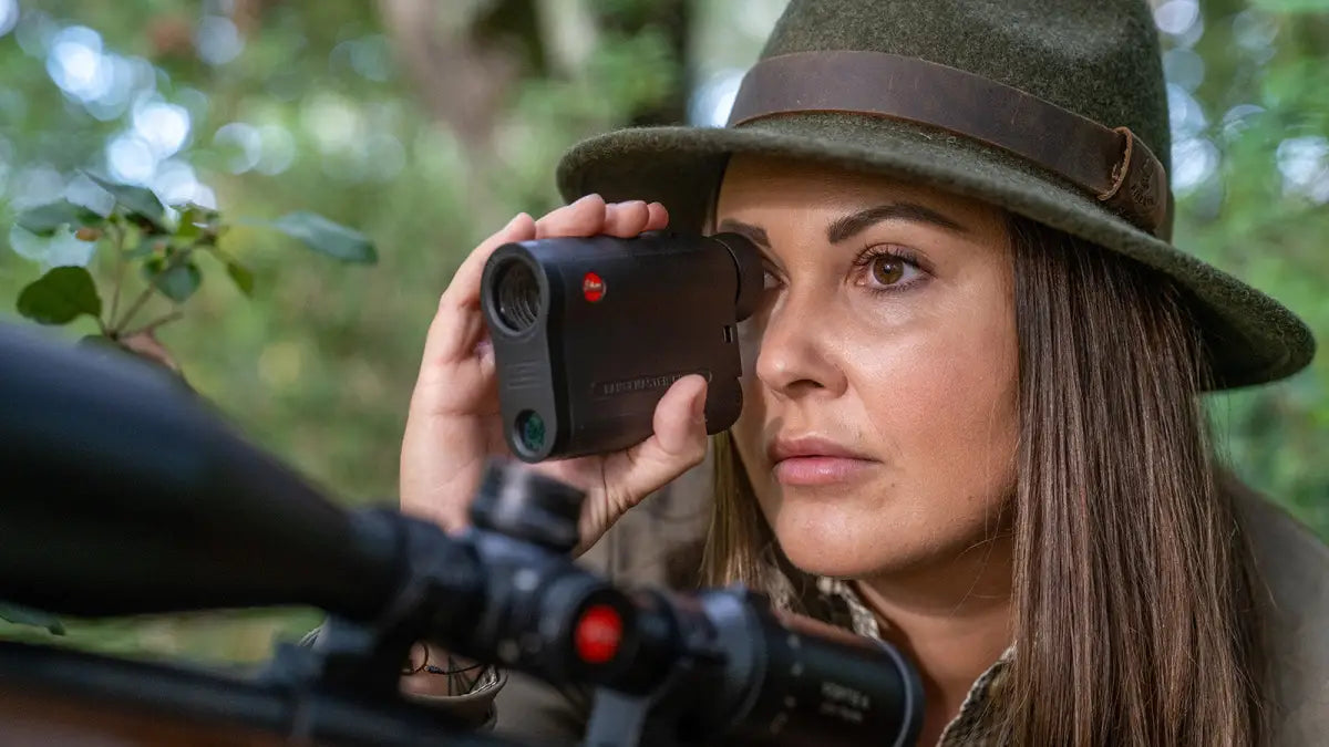 Es handelt sich hier um das LEICA Rangemaster CRF R Laser-Entfernungsmesser für die Jagd.