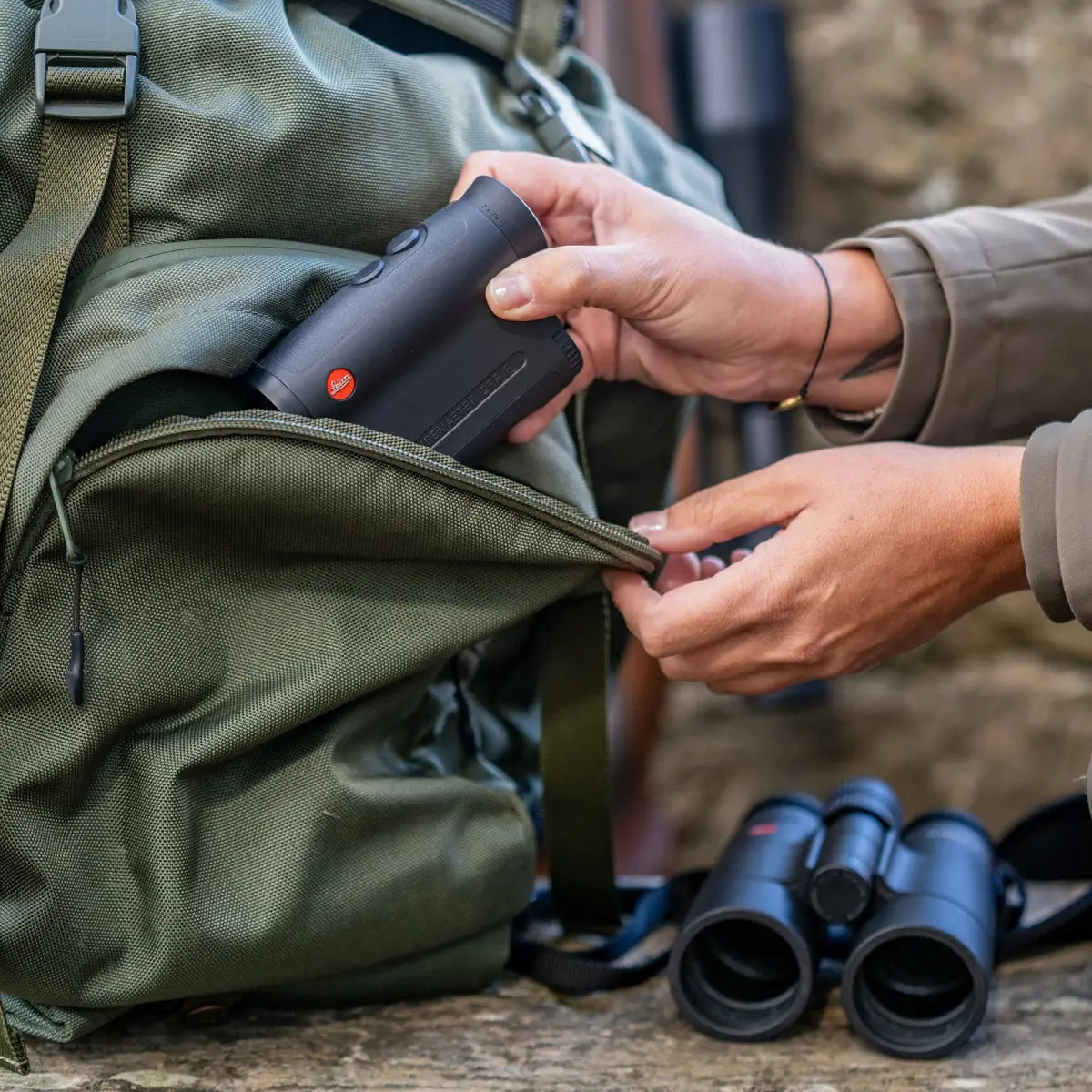 Es handelt sich hier um das LEICA Rangemaster CRF R Laser-Entfernungsmesser für die Jagd.