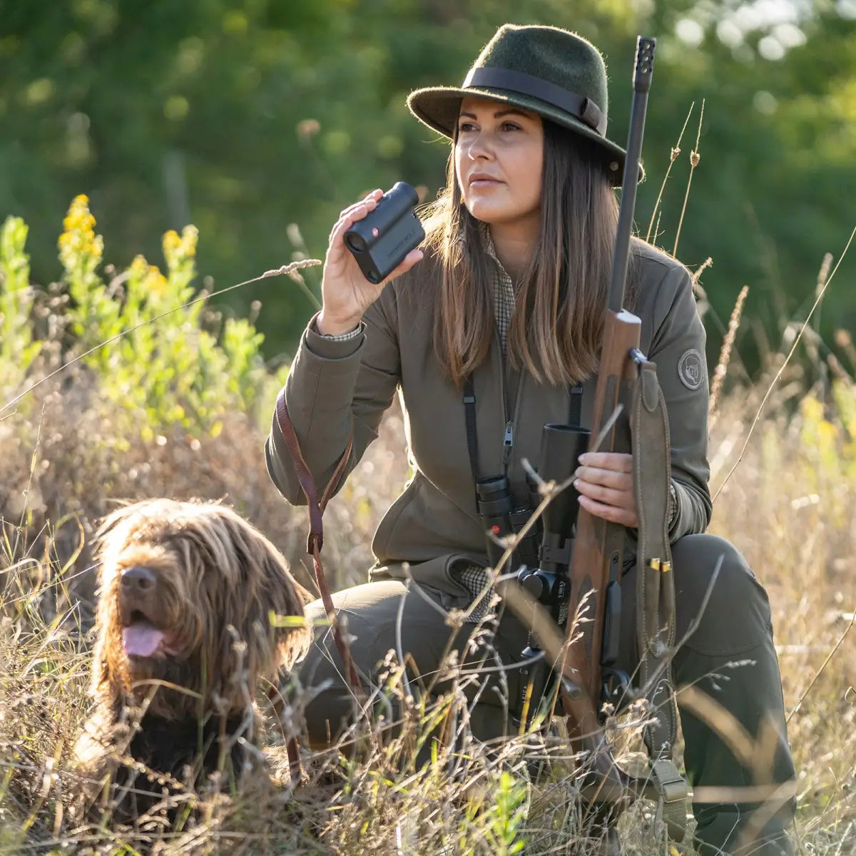 Es handelt sich hier um das LEICA Rangemaster CRF R Laser-Entfernungsmesser für die Jagd.