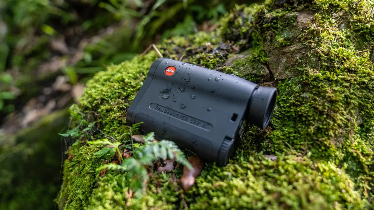 Es handelt sich hier um das LEICA Rangemaster CRF R Laser-Entfernungsmesser für die Jagd.