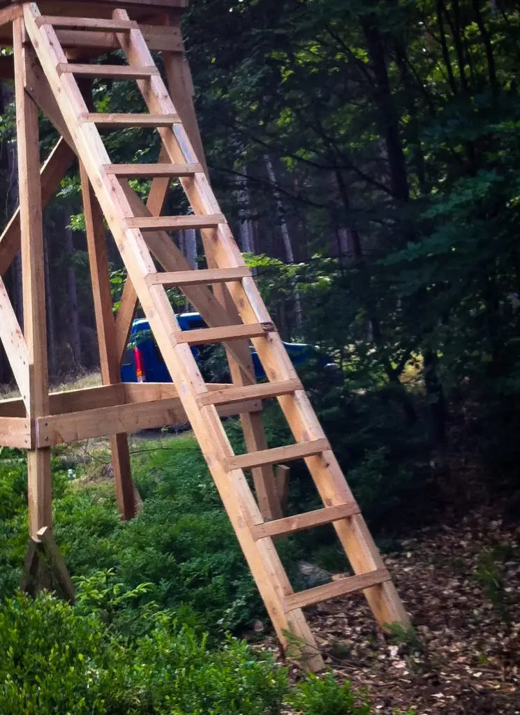 Es handelt sich hier um Leiter für die Jagdkanzel offen aus Lärche inkl. Unterbau und Leiter für die Jagd.