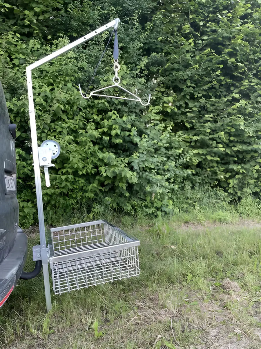 Es handelt sich hier um Mobile Aufbrechhilfe mit Seilwinde für Wildträger für die Jagd.