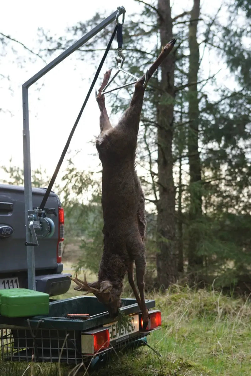 Es handelt sich hier um Mobile Aufbrechhilfe mit Seilwinde für Wildträger für die Jagd.