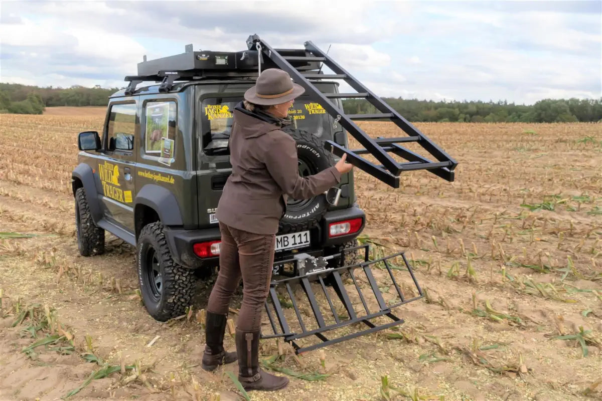 Es handelt sich hier um Mobile Jagdkanzel Betker / Drückjagdbock für Dachgepäckträger für die Jagd.