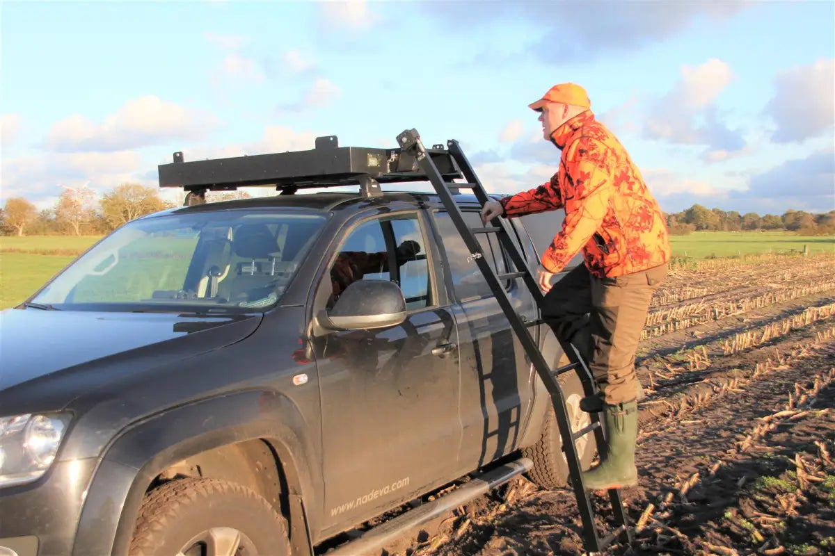 Schritt 1 beim Aufbau der mobilen Jagdkanzel Betker für die Jagd