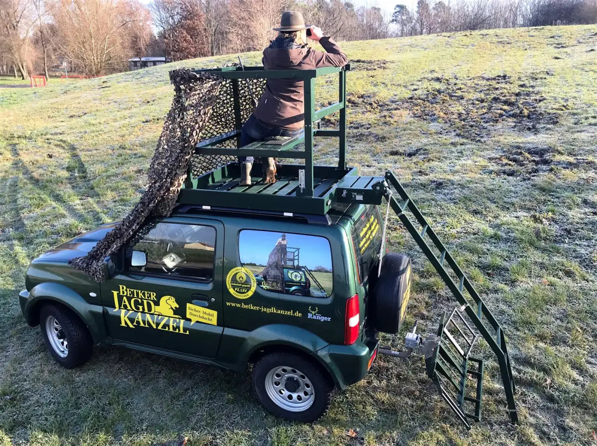 Auf dem bild die mobile Jagdkanzel Betker / Drückjagdbock für Dachgepäckträger für die Jagd im Einsatz.