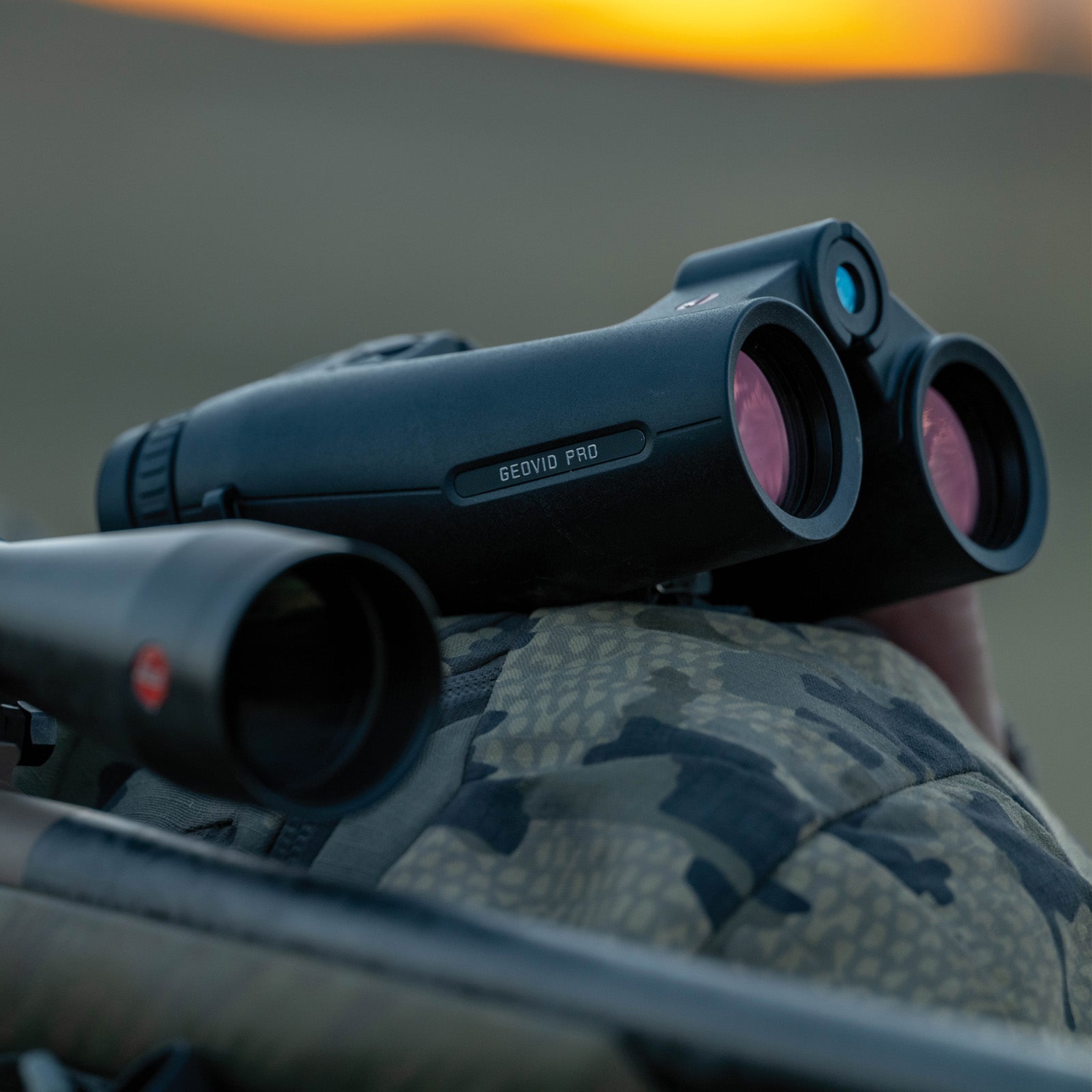 Es handelt sich hier um Fernglas LEICA Geovid Pro 8x56 Entfernungsmesser für die Jagd.