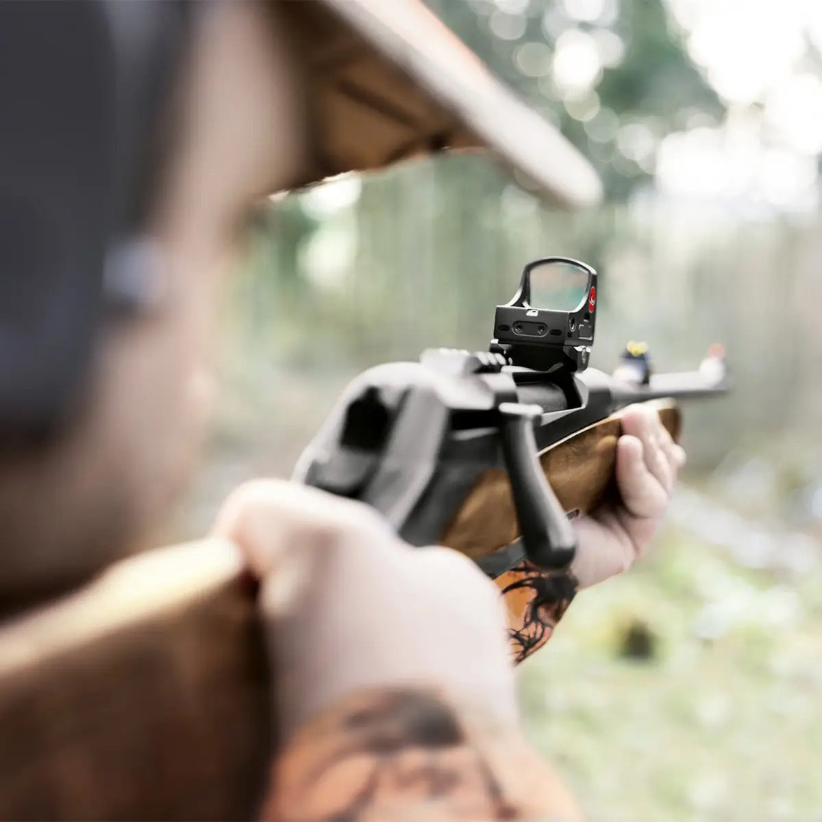 Es handelt sich hier um LEICA Tempus 2 ASPH. 2,5 MOA Rotpunktvisier für die Jagd