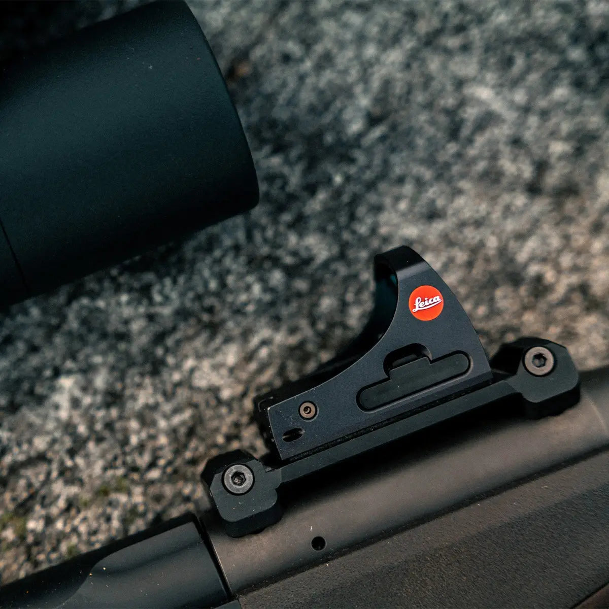 Es handelt sich hier um LEICA Tempus 2 ASPH. 2,5 MOA Rotpunktvisier für die Jagd.