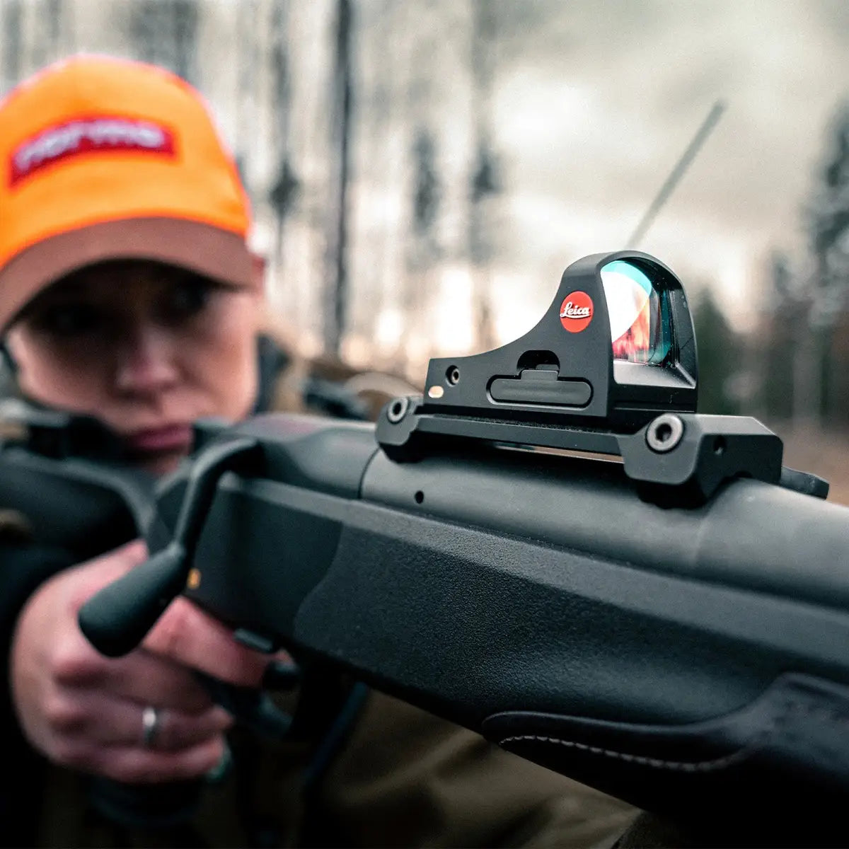 Es handelt sich hier um LEICA Tempus 2 ASPH. 2,5 MOA Rotpunktvisier für die Jagd.