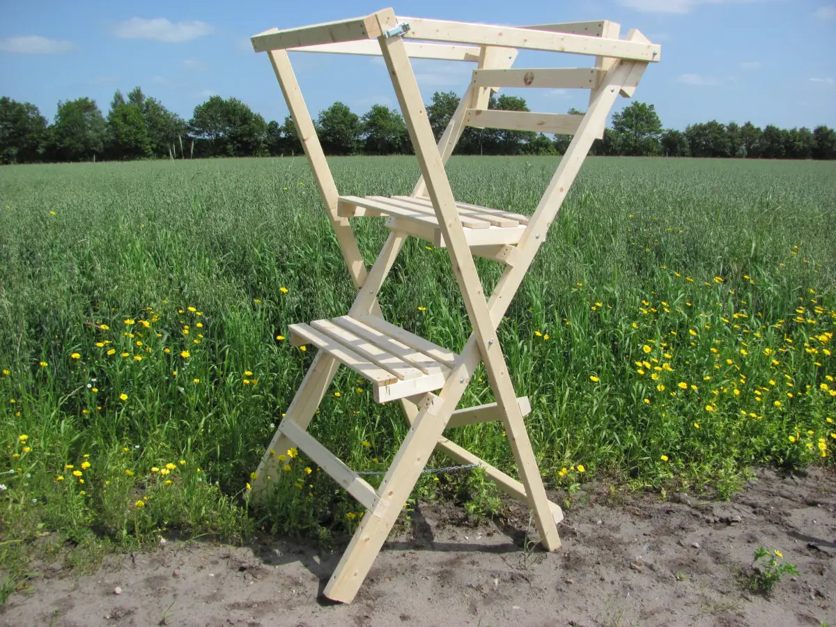 Die klappbare Scherenleiter aus KDI für die Jagd, stellt eine solide Ansitzleiter dar.