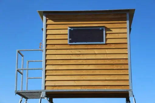 Es handelt sich hier um Schlafkanzel 3 Meter – inkl. Unterbau, Leiter und Podest mit Geländer aus verzinktem Metall für die Jagd.