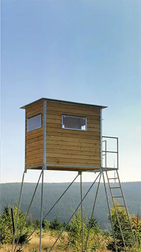 Es handelt sich hier um Schlafkanzel 3 Meter – inkl. Unterbau, Leiter und Podest mit Geländer aus verzinktem Metall für die Jagd.