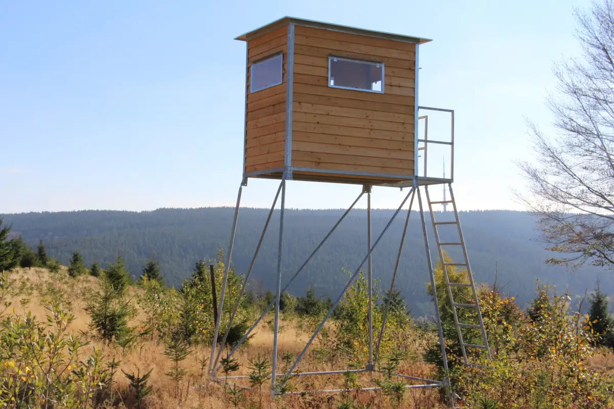 Es handelt sich hier um Schlafkanzel 4 Meter – inkl. Unterbau, Leiter und Podest mit Geländer aus verzinktem Metall für die Jagd.