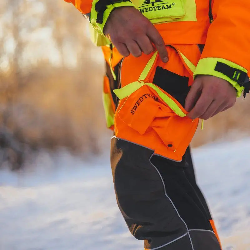 Es handelt sich hier um Herren Jagdhose Protect Pro Shell Orange Neon Swedteam für die Jagd.