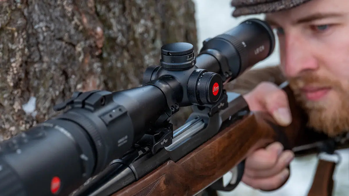 Es handelt sich hier um LEICA Fortis 6 1,8–12x42i Zielfernrohr mit Schiene für die Jagd.