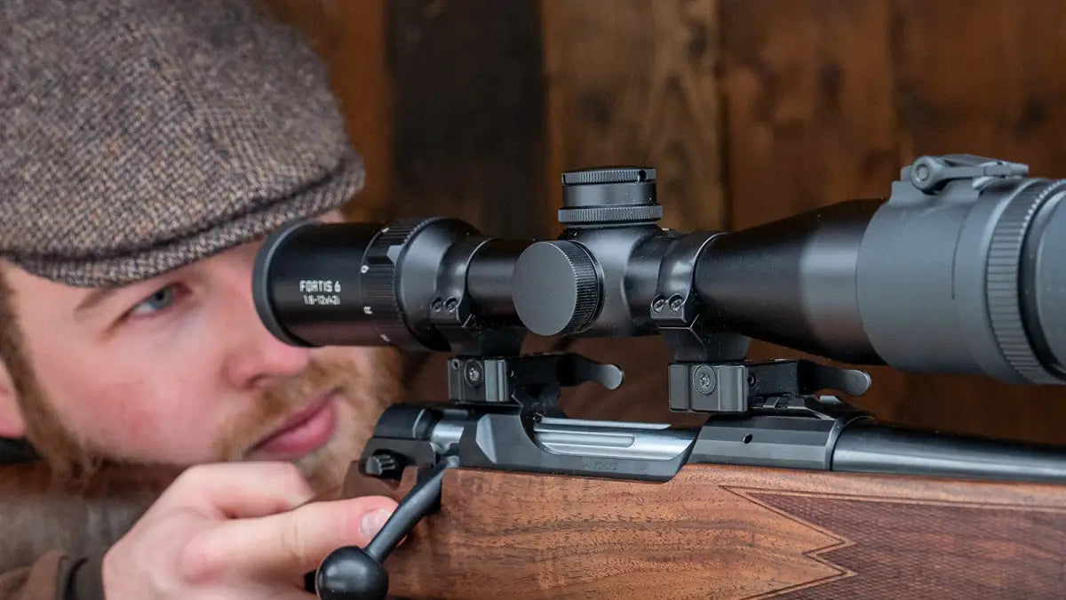 Es handelt sich hier um LEICA Fortis 6 1,8–12x42i Zielfernrohr mit Schiene für die Jagd.