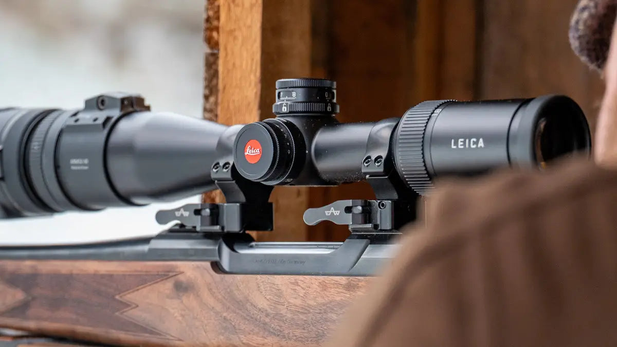 Es handelt sich hier um LEICA Fortis 6 1,8–12x42i Zielfernrohr mit Schiene für die Jagd.