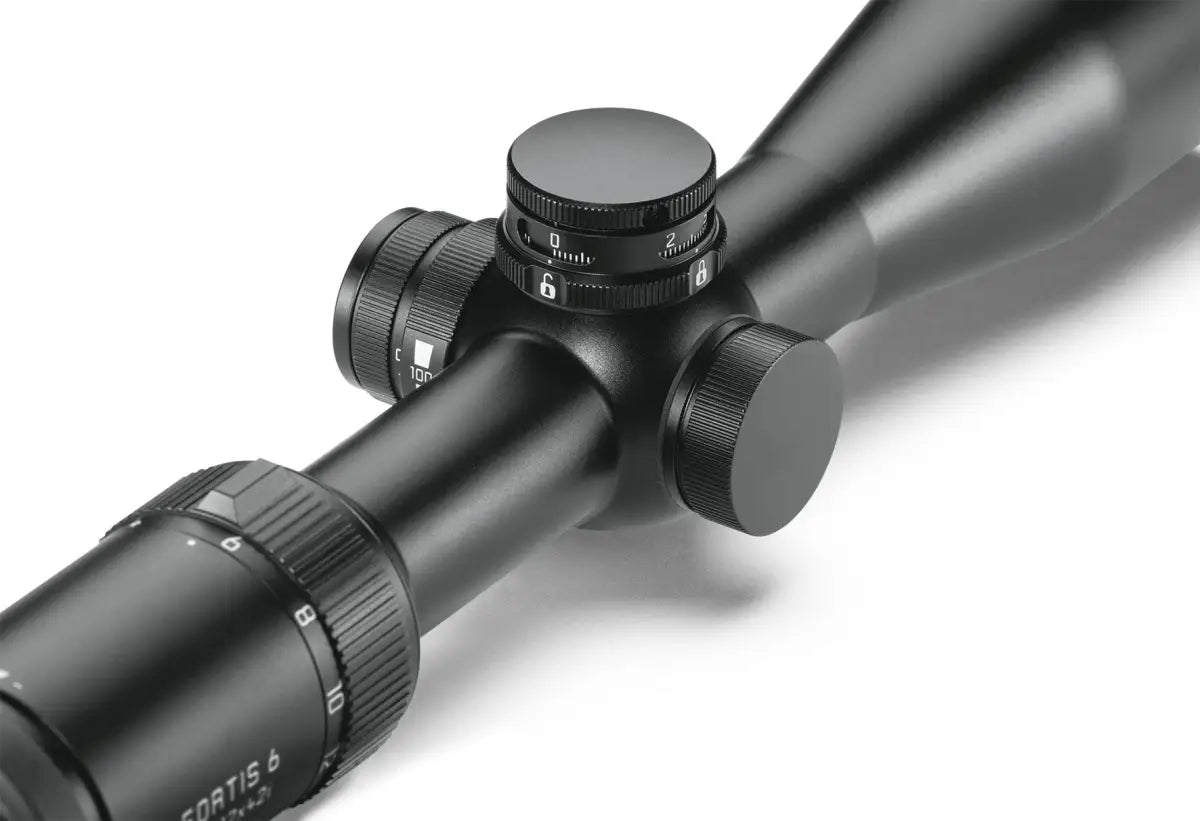 Es handelt sich hier um LEICA Fortis 6 1,8–12x42i Zielfernrohr mit Schiene für die Jagd.