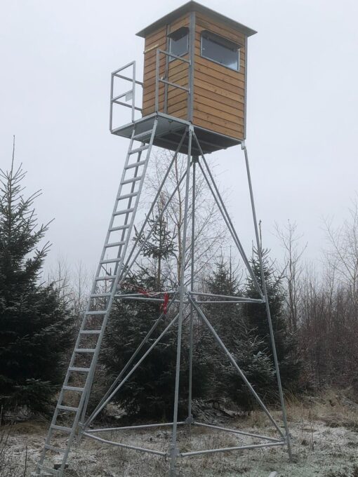 Es handelt sich hier um Kanzel 5 Meter – inkl. Unterbau, Leiter und Podest mit Geländer aus verzinktem Metall für die Jagd.