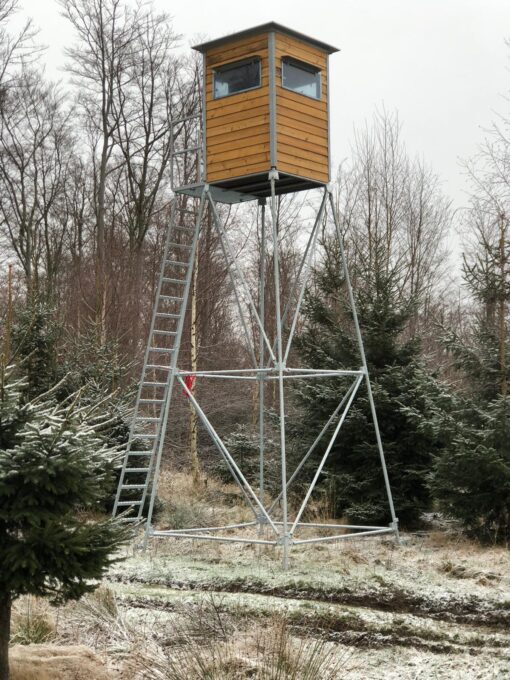Es handelt sich hier um Kanzel 5 Meter – inkl. Unterbau, Leiter und Podest mit Geländer aus verzinktem Metall für die Jagd.