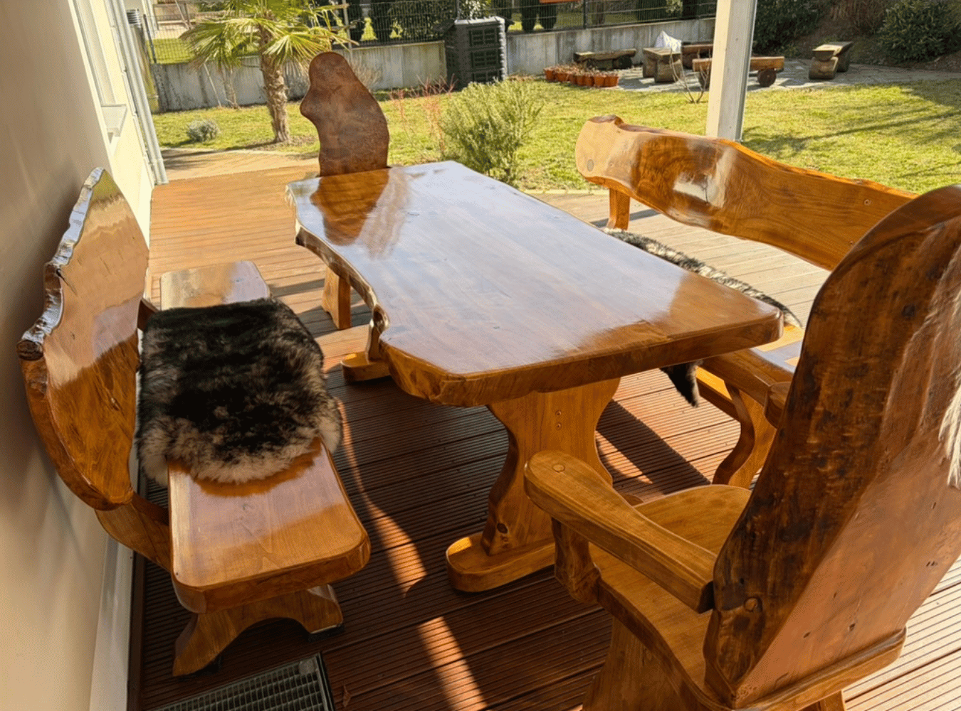 Rustikal, massiv, hochwertig, edel ... diese Sitzgarintur gibt es in Naturfarben oder Haselnussbraun (siehe Foto). Ideal für Terrasse, Garten oder auch indoor für Esszimmer, Kaninzimmer. Diese Möbel ist ein echter Hingucker :-)