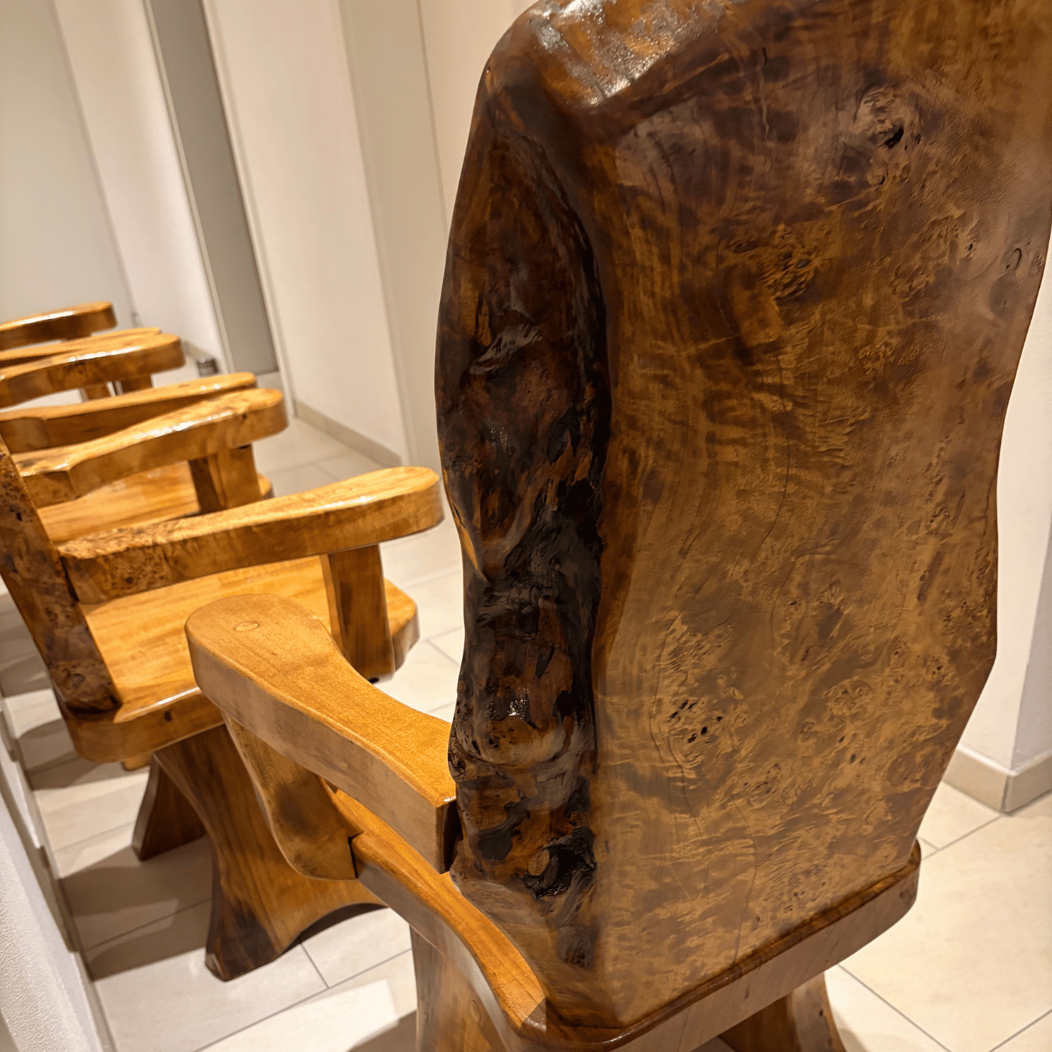 Massiv und Rustikal ... aber auch Eleganz in Vollendung ... unsere Thronstühle sind handgefertigte Möbelstücke die jedes Kaminzimmer, jedes Esszimmer oder auch eine Jagdhütte aufwerten. Ein Blickfang für jeden der das Zimmer betritt.