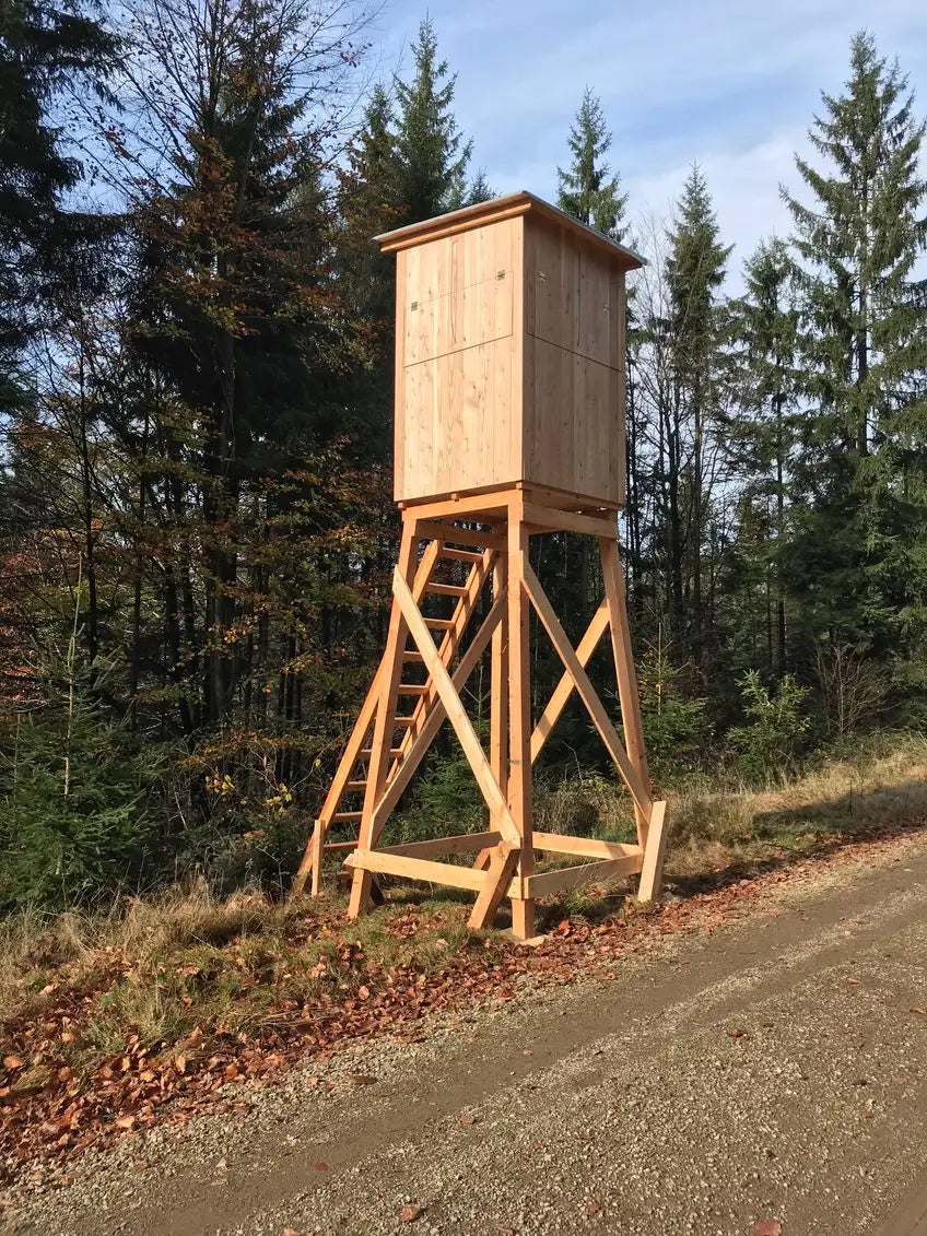 Es handelt sich hier um Jagdkanzel aus Lärche mit Holzläden geschlossen, inkl. Unterbau und Leiter für die Jagd.