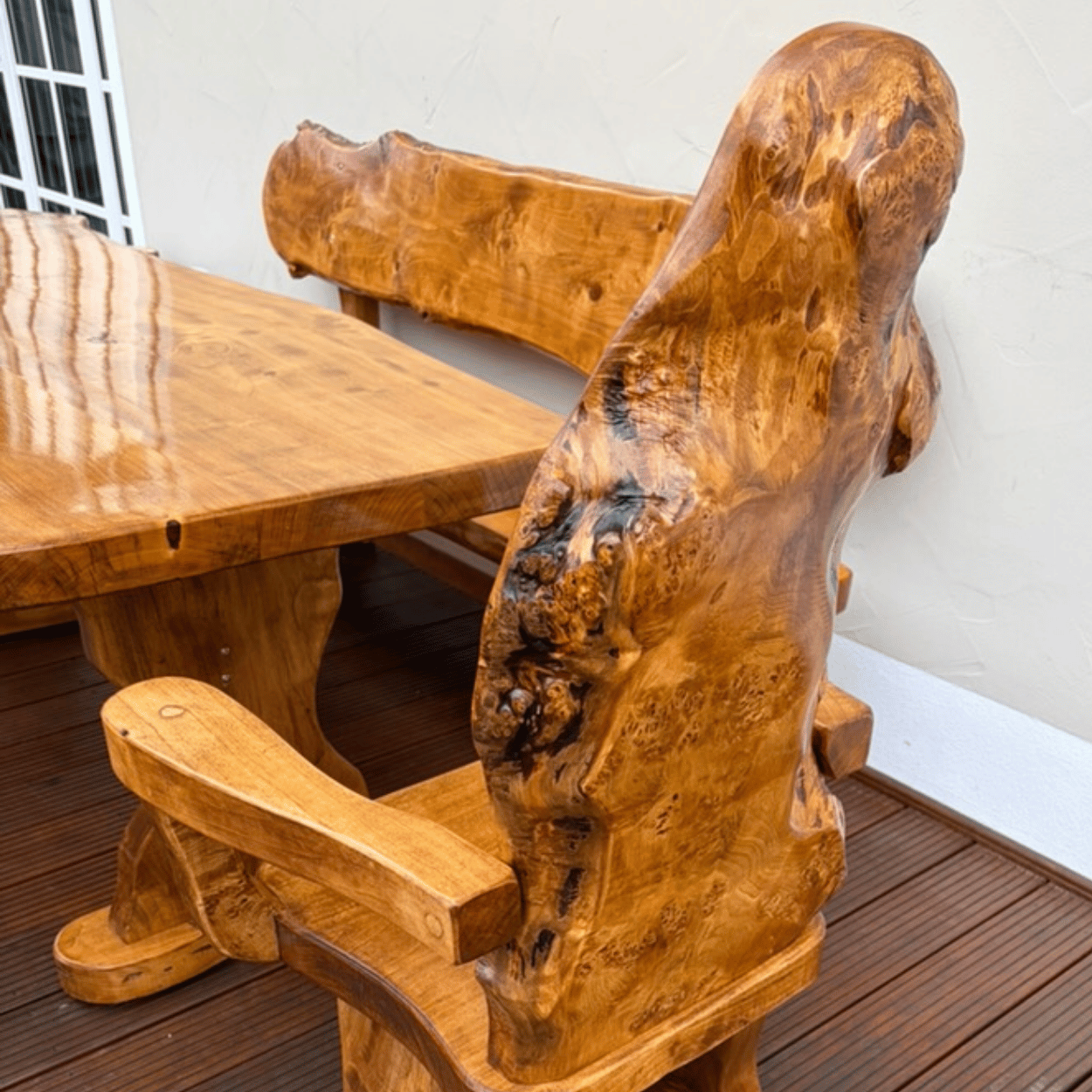 Rustikaler geht es kaum ... Massivholzmöbel die Eindruck hinterlassen ... Rustikaler Thronstuhl - ein echter Hingucker:-)