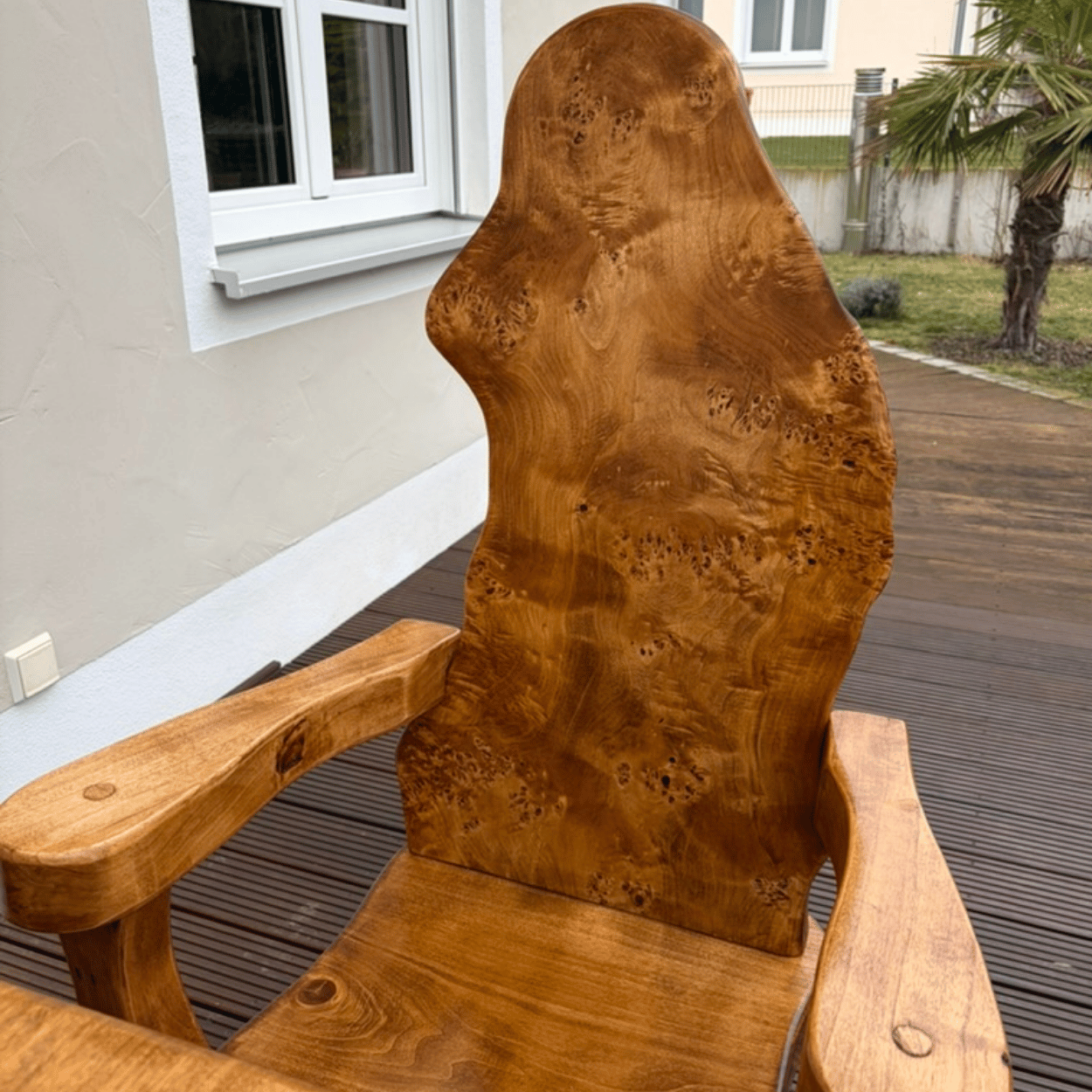 Stuhl (Thronstuhl) mit außergewöhnlicher Holzmaserung. Massiv, stabil, Vollholz, Rusikal