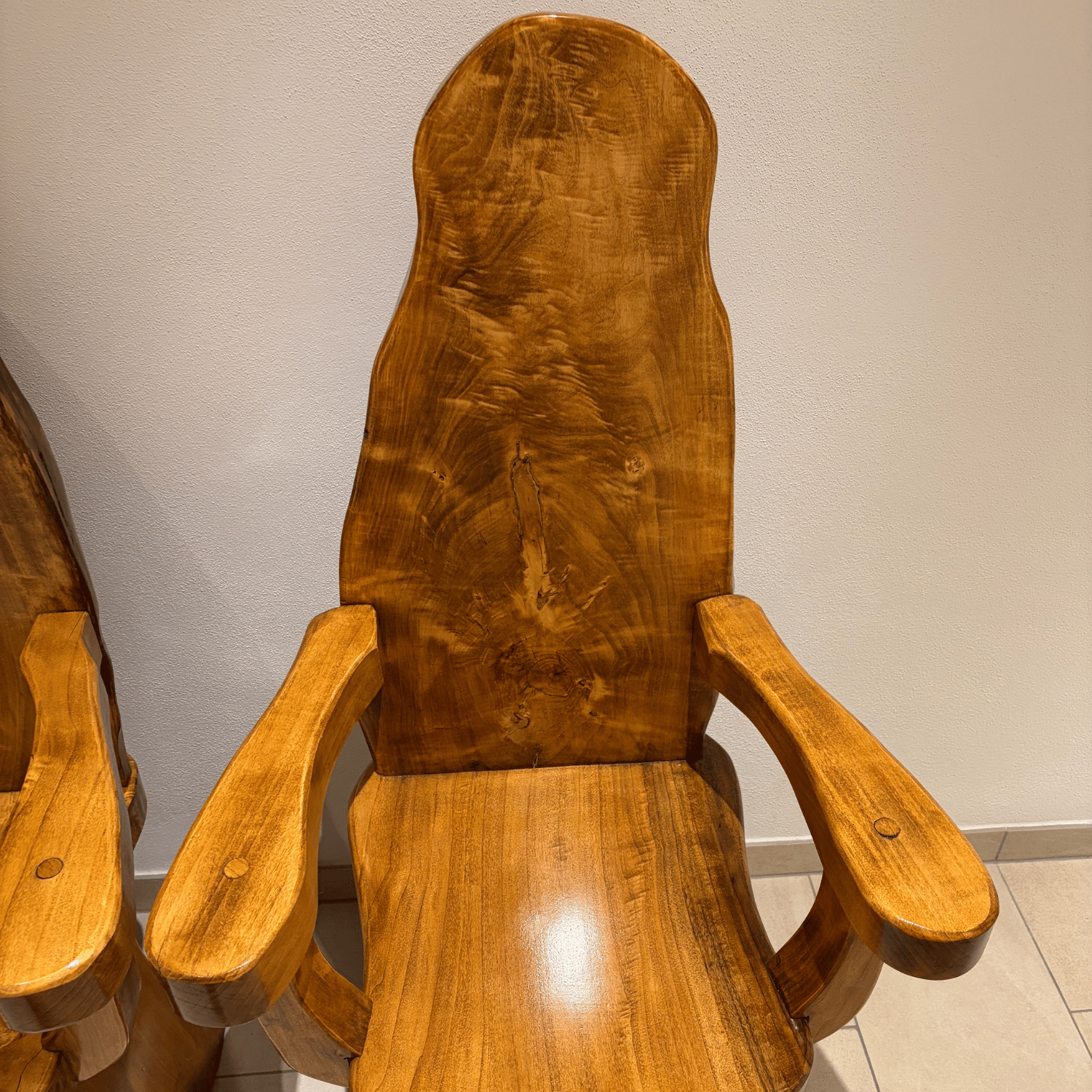 rutiklaler Thornstuhl aus Massivholz mit Spiziallackierung, kein Stuhl gleicht dem anderen -für den innenbleich und den geschützten Outdoor - Bereich