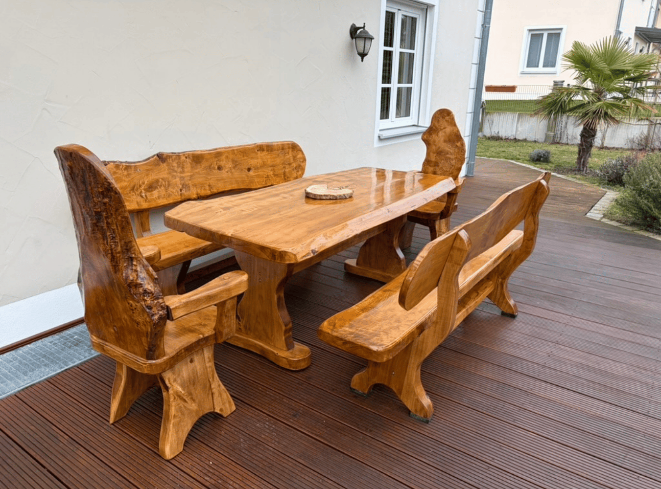 Rustikale Vollholz-Sitzgruppe - diese einmalige Sitzgruppe gibt es von 1,50 m über 2,00 m bis 2,40 m Länge, wahlweise mit Tisch, Bänken und Stühlen. Hier auf dem Bild mit 2 Bänken und 2 Thronstühlen. Jedes Stück ist soweit geformt, wie der Baum gewachsen ist ... wunderschöne Holzmaßerung ... Rustikale Möbel im edlen Design