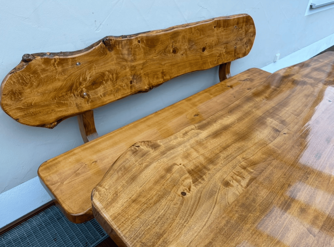 3-teilige Sitzgarnitur bestehend aus 2 Bänken und einem Tisch.