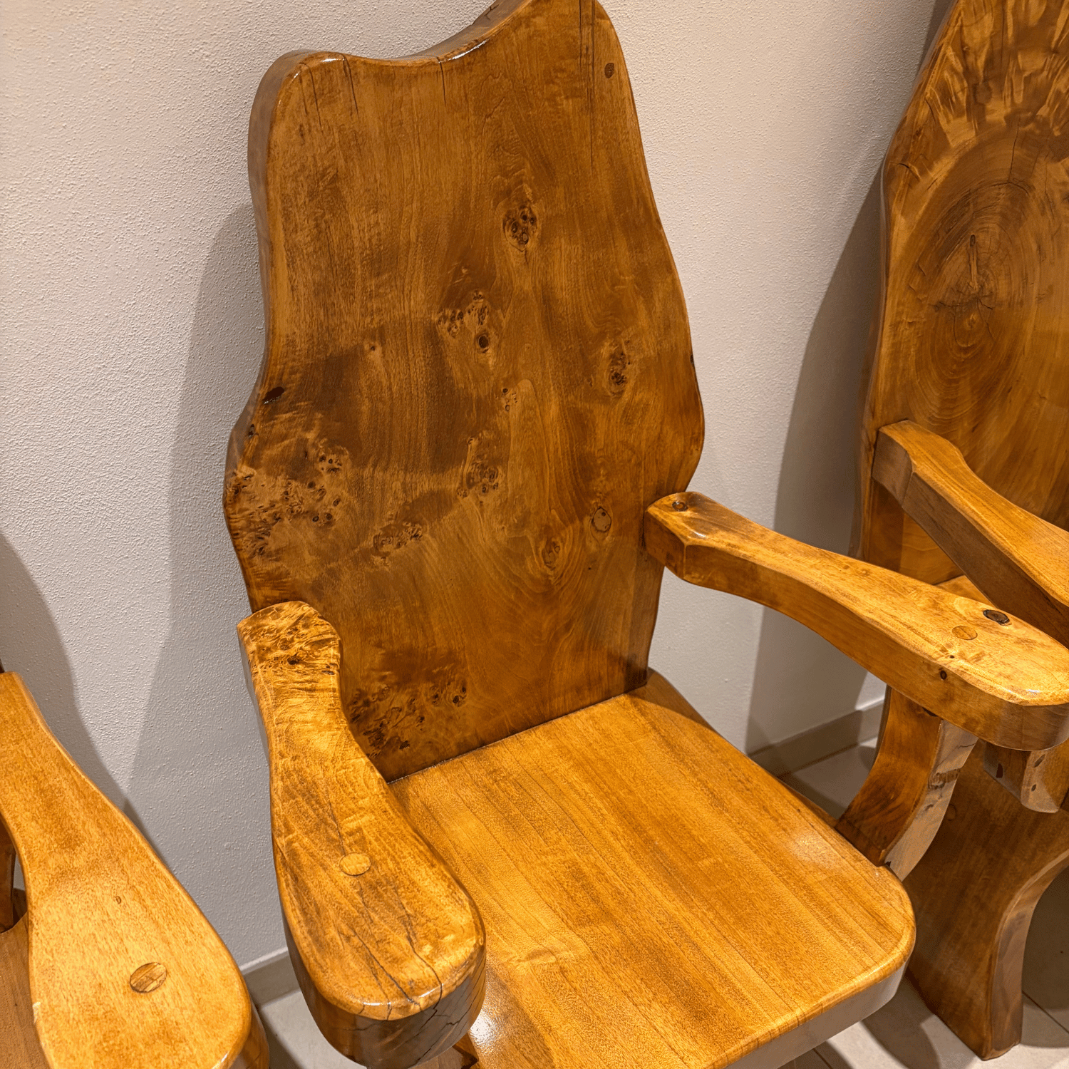 rutiklaler Thornstuhl aus Massivholz, jedes Stück ein Unikat