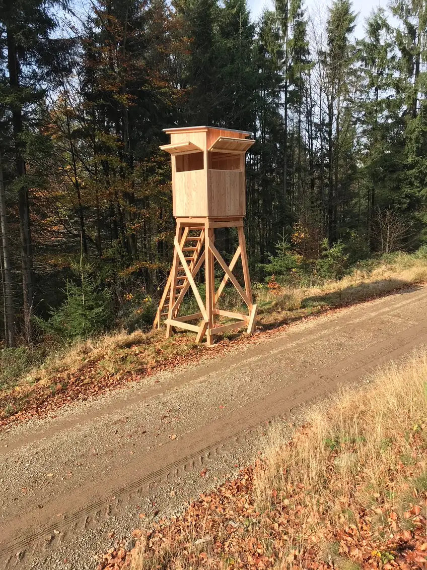 Es handelt sich hier um Jagdkanzel aus Lärche mit Holzläden geschlossen, inkl. Unterbau und Leiter für die Jagd.